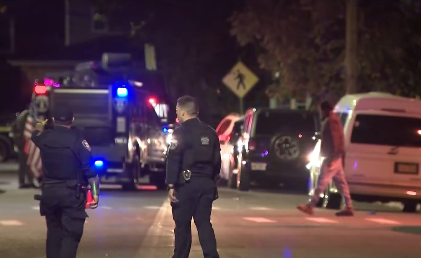 Los peritos forenses recolectaron casquillos balísticos en un perímetro que abarcó varias cuadras de la vía pública (CBS New York)