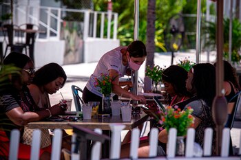 Un grupo de personas toma