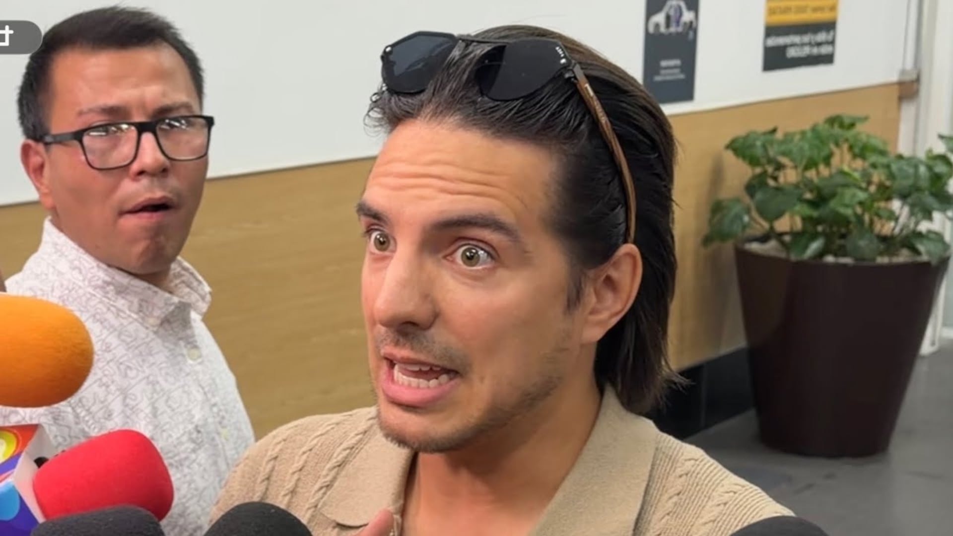 El actor mexicano Vadhir Derbez atiende a varios medios de comunicación durante una rueda de prensa. (YouTube: Roger MX)