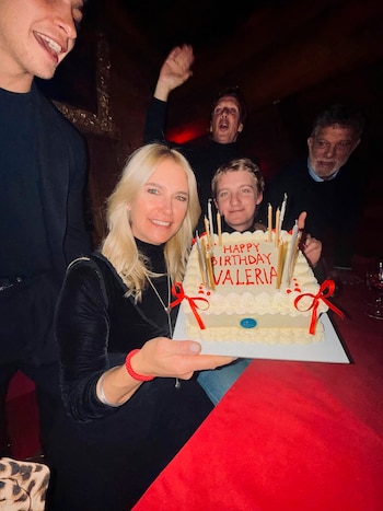 Valeria sonríe junto a su