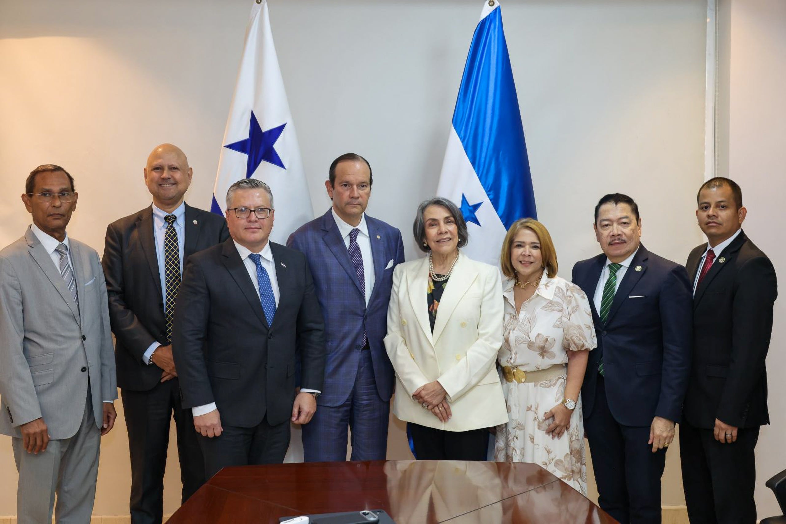 La canciller hondureña, Mireya Agüero, ratificó la participación del mandatario ante su homólogo panameño, Javier Martínez-Acha.