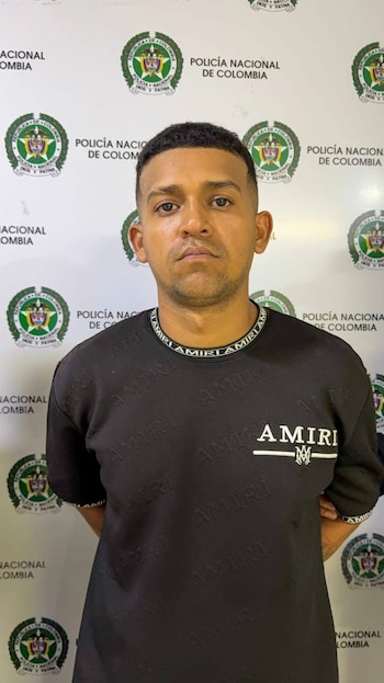 Alias el Costeño se mostró serio al momento de su captura, pero todo se convirtió en sonrisas cuando fue presentado en rueda de prensa a medios de comunicación en Ibagué - crédito Metib