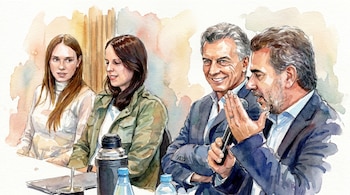 Ilustración en acuarela de cuatro personas sentadas a una mesa. Mauricio Macri sonríe, junto a Cristian Ritondo con micrófono, Soledad Martínez y Florencia de Sensi.