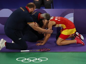 Carolina Marín lesionada. (REUTERS/Hamad