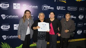 Doña Segunda recibiendo el premio