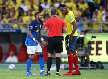 Soccer Football - World Cup - South American Qualifiers - Colombia v Brazil - Estadio Metropolitano Roberto Melendez, Barranquilla, Colombia - October 10, 2021 Brazil's Neymar and Colombia's Yerry Mina remonstrate with referee Patricio Loustau REUTERS/Luisa Gonzalez