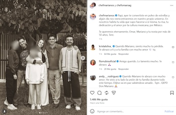Fotografía en blanco y negro de Mariano Sandoval, su padre y miembros de la familia sonriendo al aire libre con árboles y una cerca detrás
