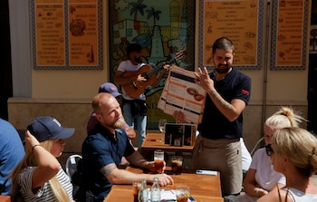 Un trabajador atiende a varios clientes en un bar de Málaga. (REUTERS/Jon Nazca)