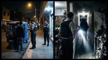 Dos policías junto a una mototaxi azul fiscalizan a dos jóvenes en la calle, mientras otro policía ilumina un pasillo oscuro con una linterna.