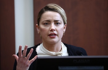 La actriz Amber Heard gesticula en el estrado en la sala del Tribunal de Circuito del Condado de Fairfax, Virginia, EEUU, durante el juicio de difamación contra ella por parte de su ex marido, el actor Johnny Depp (Jim Lo Scalzo/REUTERS)