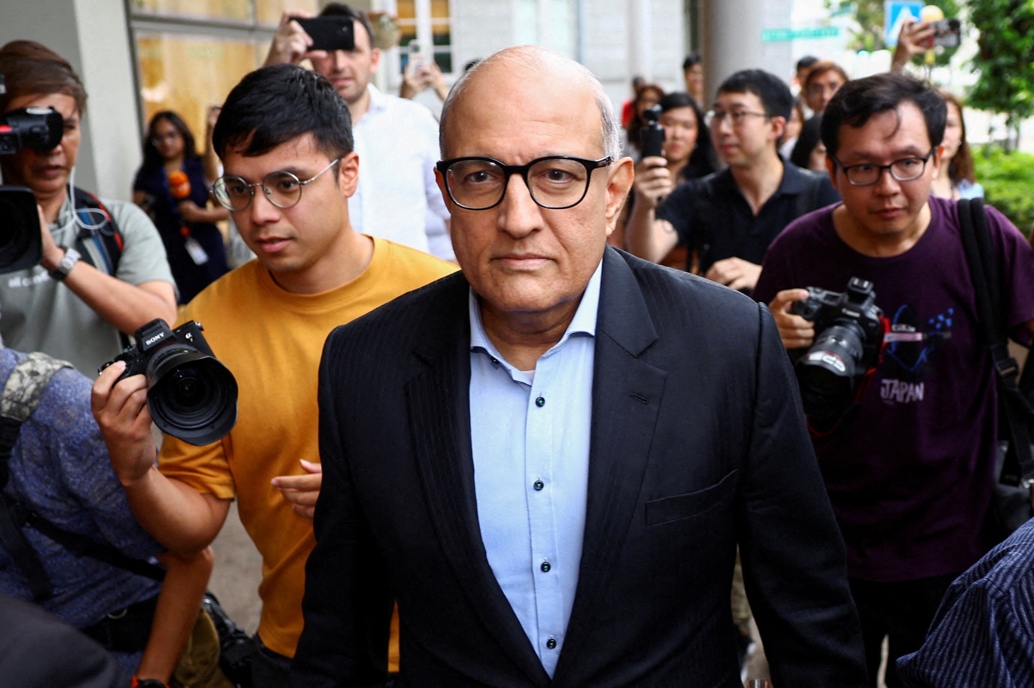 El ex ministro de Transporte de Singapur S. Iswaran camina durante su comparecencia ante el Tribunal Supremo de Singapur el 3 de octubre de 2024. (REUTERS/Edgar Su/archivo)