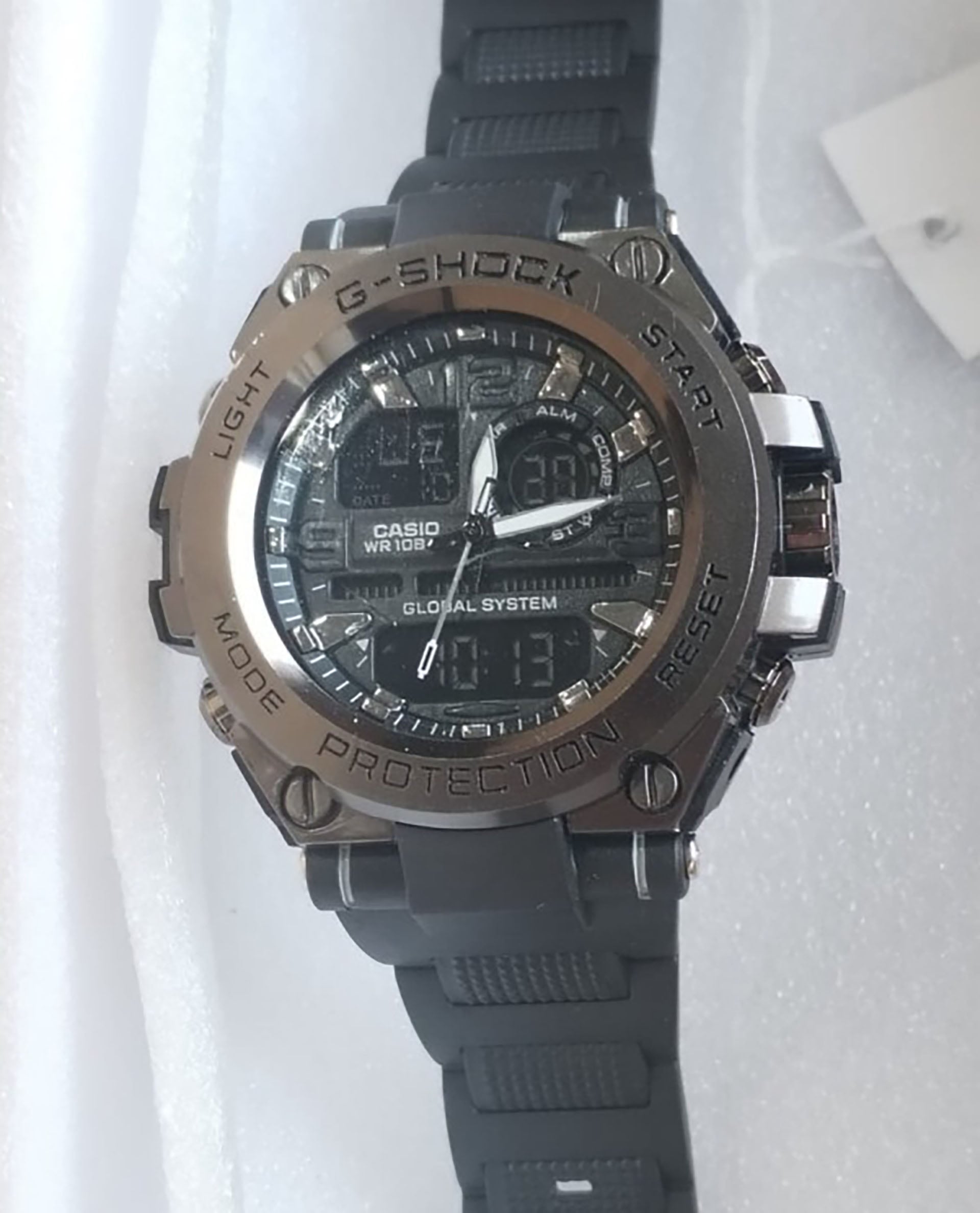 Un reloj falsificado, similar a los G-Shock, es parte del cargamento