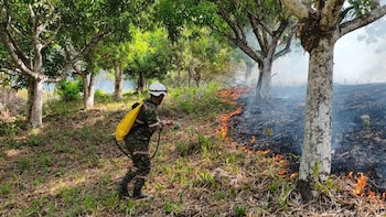 EN VIVO | Incendio forestal en Villa de Leyva alcanza 90% de control: seis helicópteros apoyan las labores de extinción
