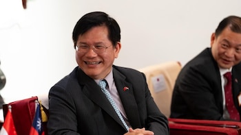 El canciller de Taiwán. Lin Chia-lung, en su encuentro con el mandatario paraguayo este jueves (@SantiPenap)