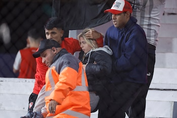 Una mujer es auxiliada durante