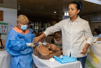Las parteras tradicionales en Darién y Comarca Emberá-Wounaan son clave para reducir la mortalidad materna y neonatal en Panamá. (Foto: Organización Panamericana de la Salud)