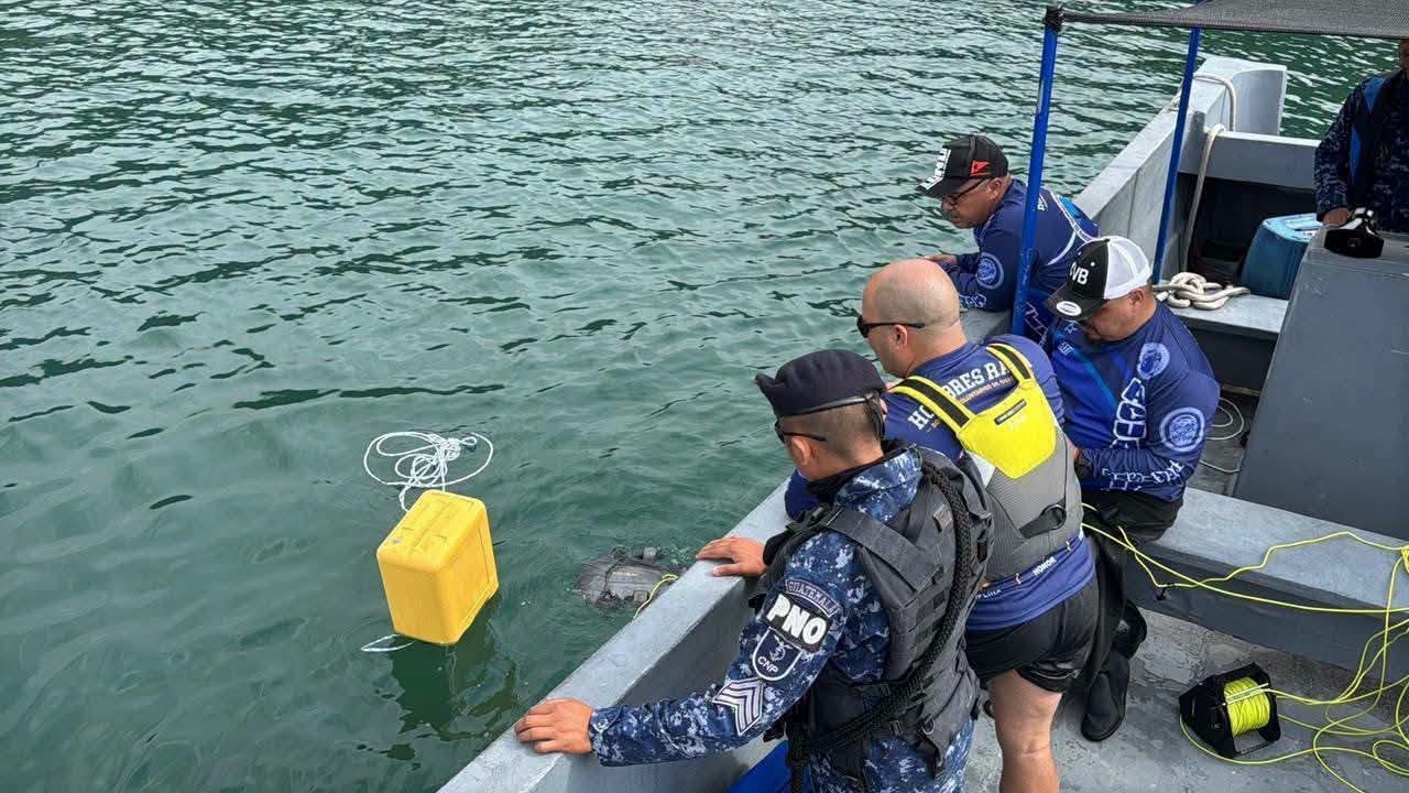Un integrante de los Hombres Rana de los Bomberos Voluntarios de Guatemala monitorea una pantalla a bordo de una embarcación durante un operativo en el agua. (Sololá Informativo Digital)