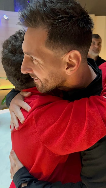 Abrazo Tomi y Messi