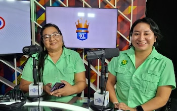Katia Aguilar y Asunción Martínez, representantes de la UNES, durante la entrevista en el programa Punto de Vista de radio YSKL (Cortesía: YSKL).