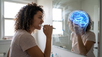 Usa tu mano izquierda para lavarte los dientes: el truco que reorganiza tu cerebro