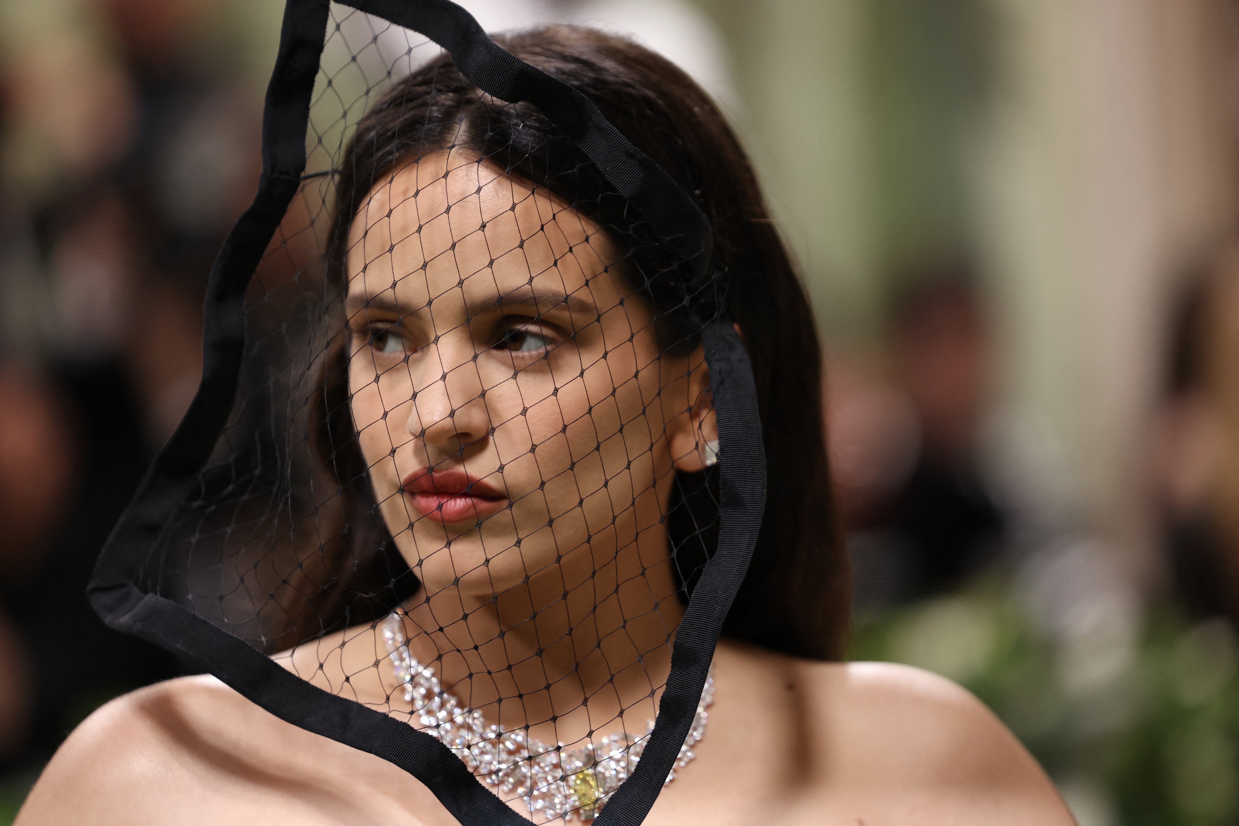 La cantante Rosalía en la Met Gala del año 2024. (REUTERS/Andrew Kelly)