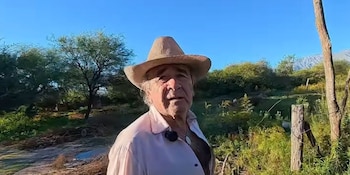 Santos Becerra vive en Traslasierra, Córdoba, y mantiene a los 67 años una rutina rural ligada al campo y a los oficios que aprendió de su familia (Captura/YouTube/De Musica Rutera)