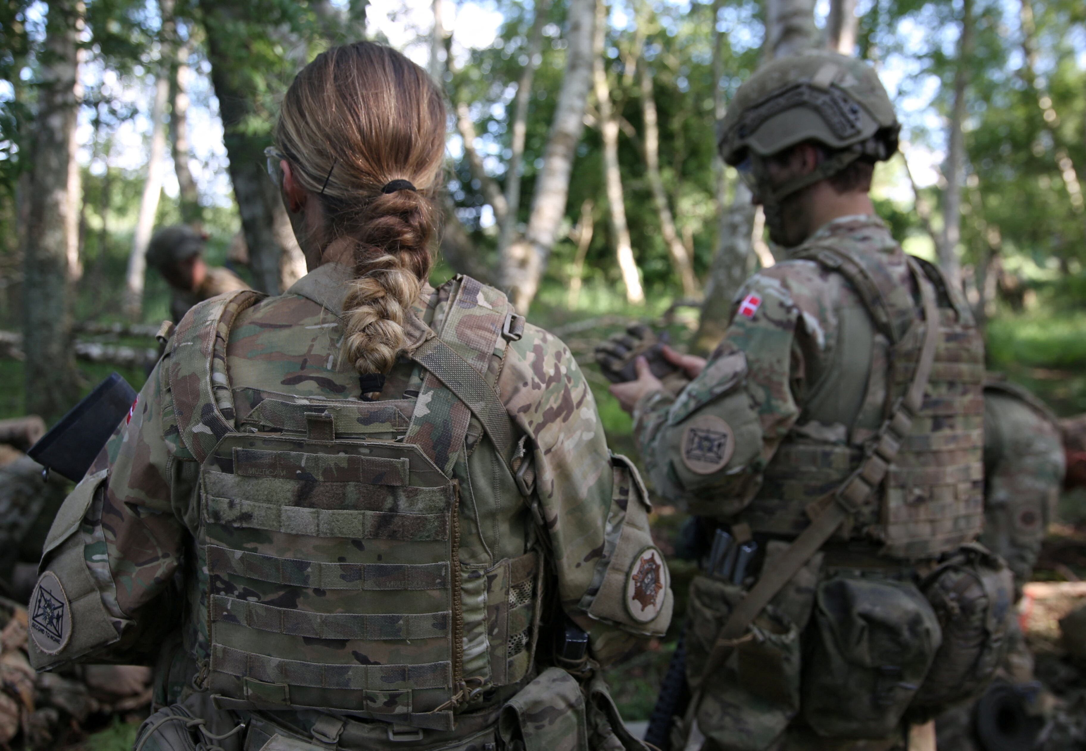 Soldados de la Guardia Real Danesa participan en un ejercicio de entrenamiento en Hovelte, Dinamarca, el 11 de junio de 2025. REUTERS/ Tom Little