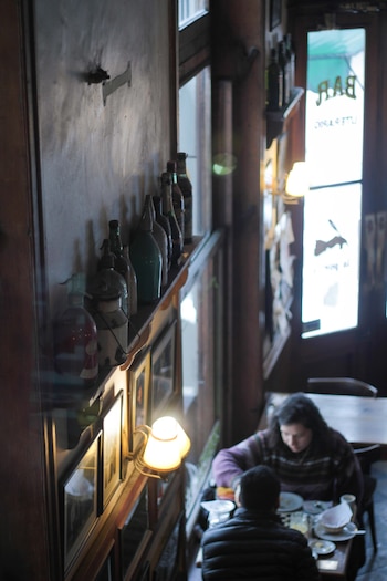 Su decoración tiene sifones, botellas