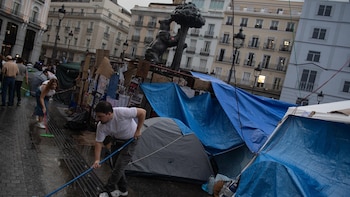 La acampada comienza a extenderse más allá de la Puerta del Sol cuando se cumple una semana de su comienzo