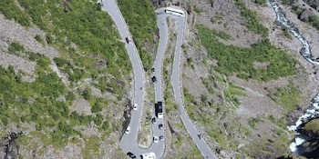 La niebla, la lluvia, el hielo y los cambios bruscos de altitud elevan el riesgo de deslizamientos y de pérdida de control en la ruta de Noruega (Wikimedia Commons)
