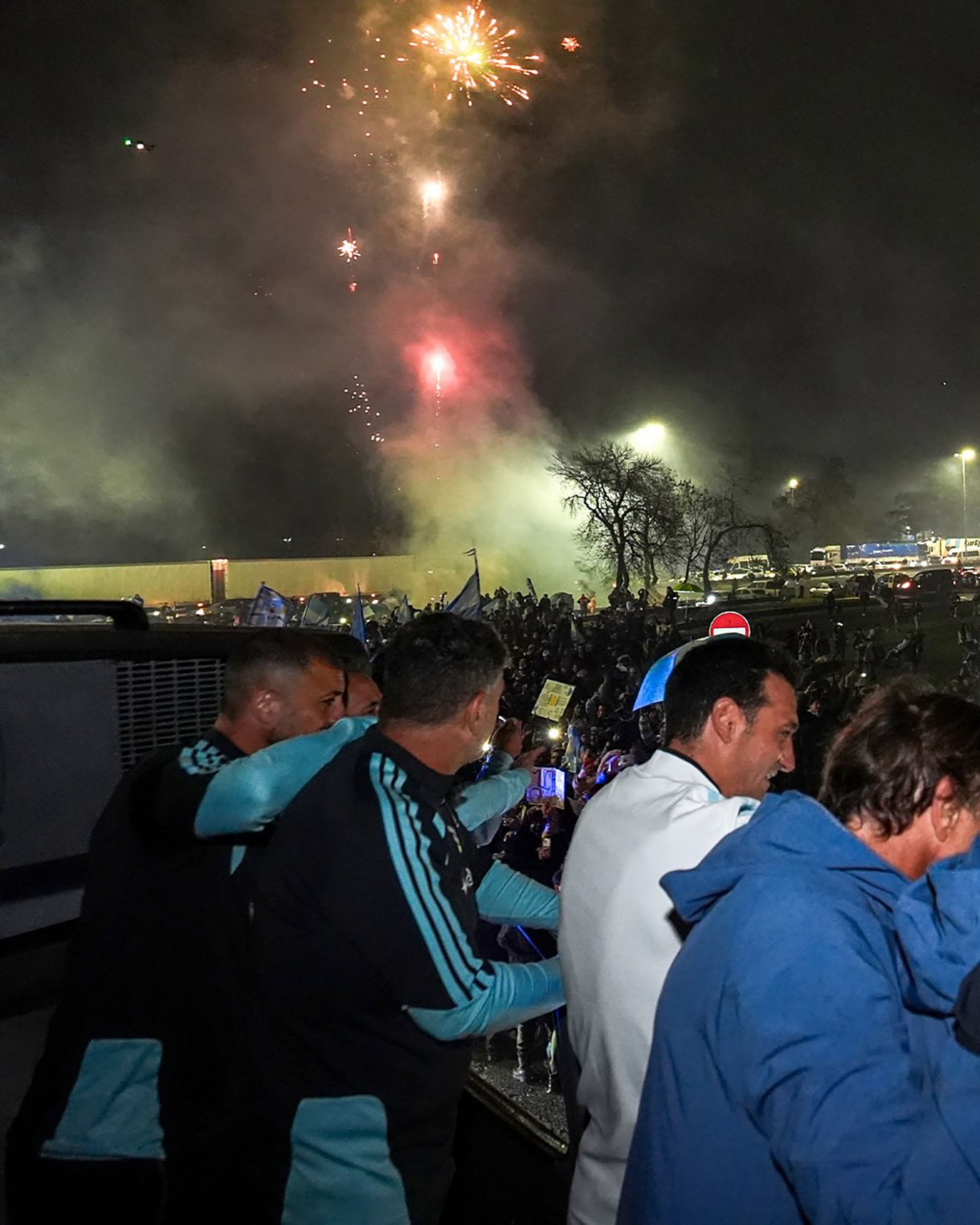 Argentina fue recibida con fuegos artificiales, banderas y ovación (@tatografias)