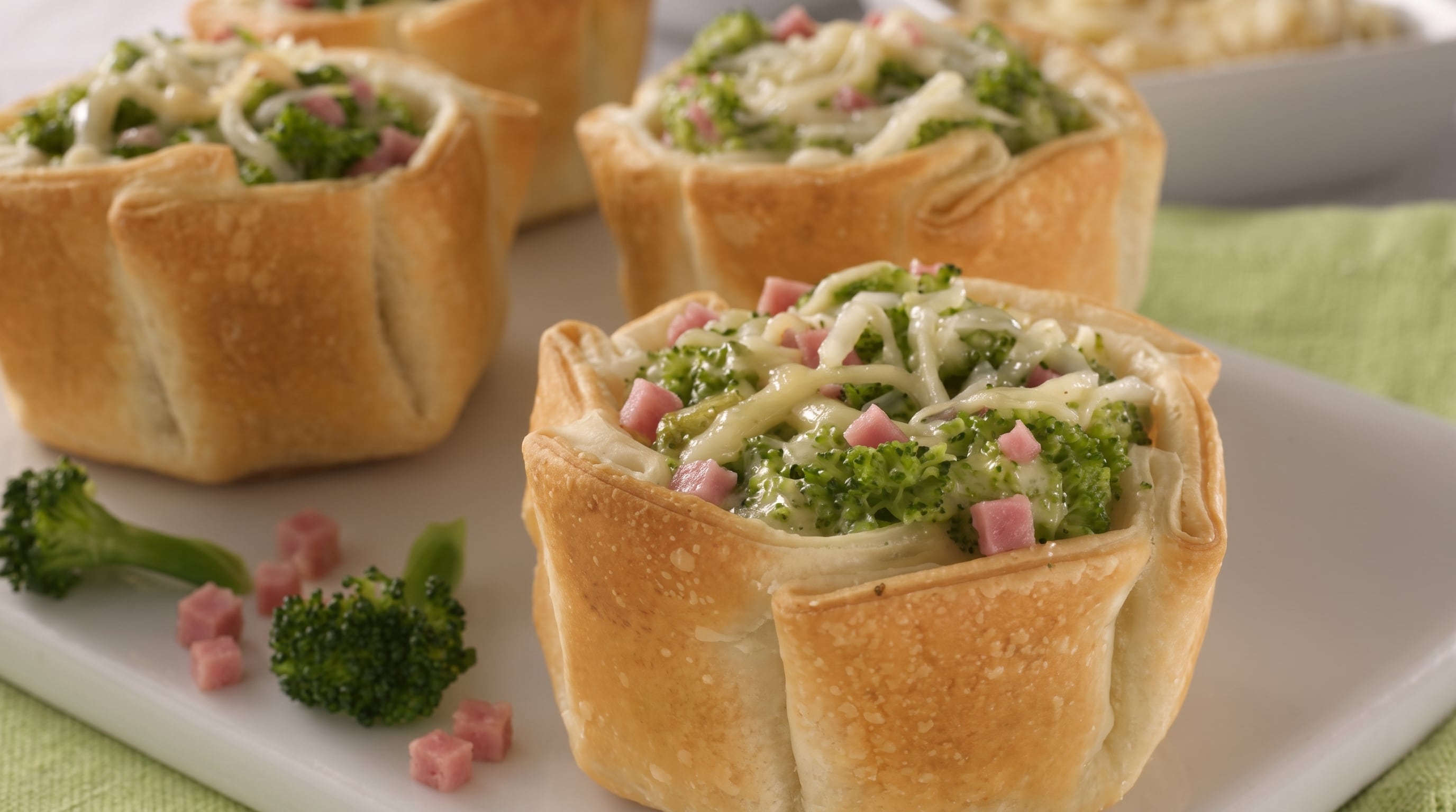 Receta de canastitas de brócoli, queso y jamón, rápida y fácil