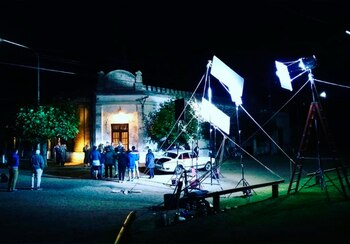 Los trabajadores están confeccionando un