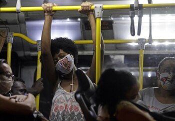 Pasajeros con mascarillas viajan en un autobús del transporte público en Río de Janeiro, Brasil. 29 de abril de 2020. REUTERS/Ricardo Moraes.