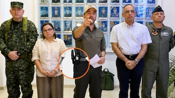 Abelardo de la Espriella recorrió Santa Marta con un arma en la cintura y Gustavo Petro aprovechó para lanzar crítica: “Como en épocas pasadas”