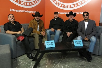Los integrantes de Grupo Frontera, de izquierda a derecha, Carlos Guerrero, Julián Peña Jr., Adelaido "Payo" Solís III, Juan Javier Cantú y Alberto "Beto" Acosta posan para un retrato durante una entrevista el martes 24 de marzo de 2026, en la Ciudad de México. (Foto AP/Berenice Bautista)