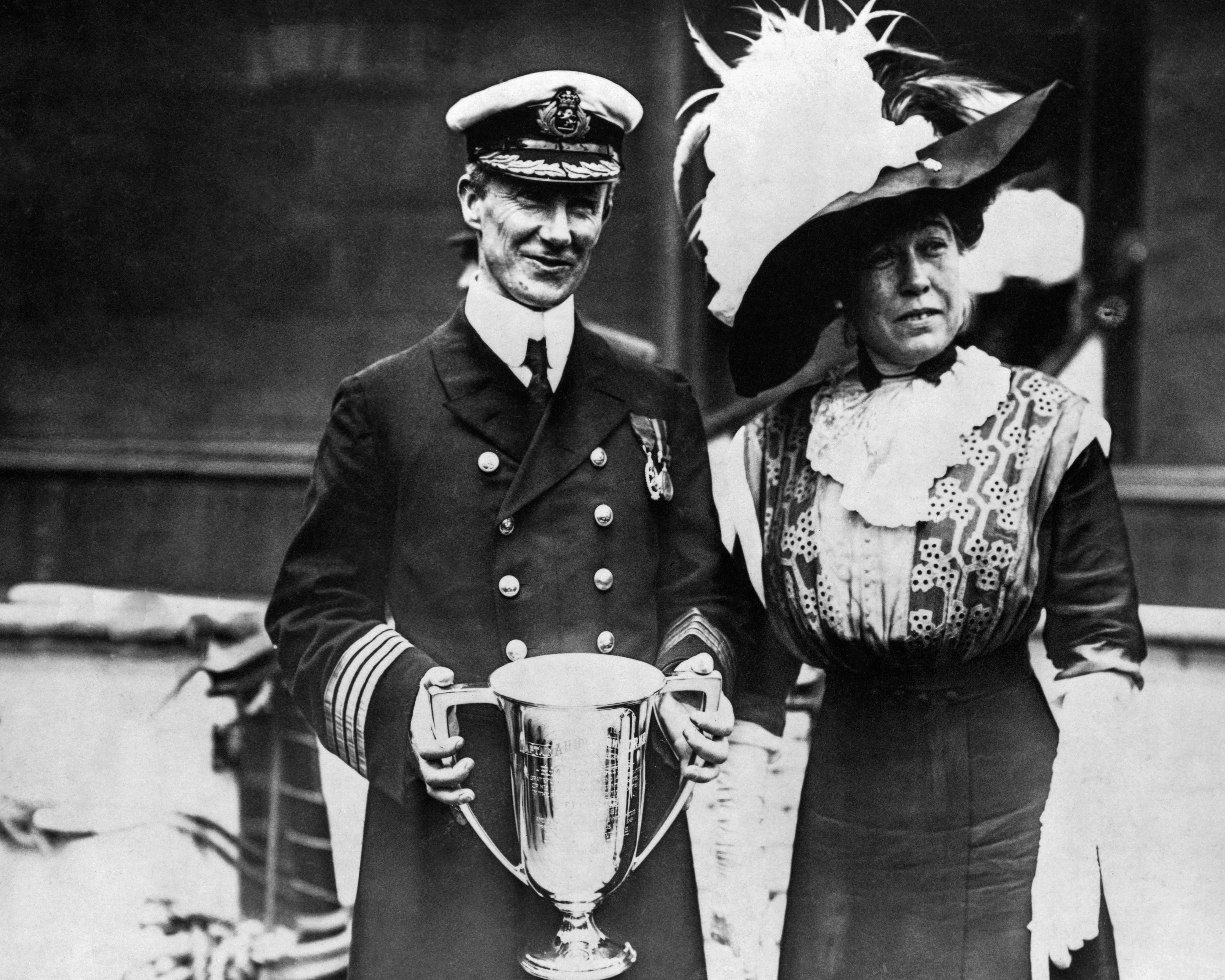 Molly Brown entrega un premio al capitán del Carpathia, Arthur Rostron, por su participación en el rescate de los sobrevivientes del Titanic