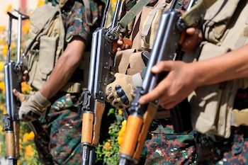 FOTO ARCHIVO. Combatientes hutíes hacen guardia en Saná, Yemen, el 17 de octubre de 2026.EFE/EPA/YAHYA ARHAB
