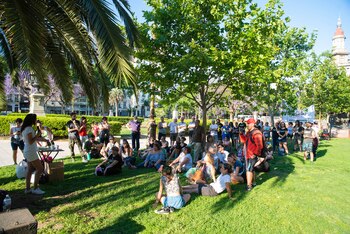 Medio centenar de personas se