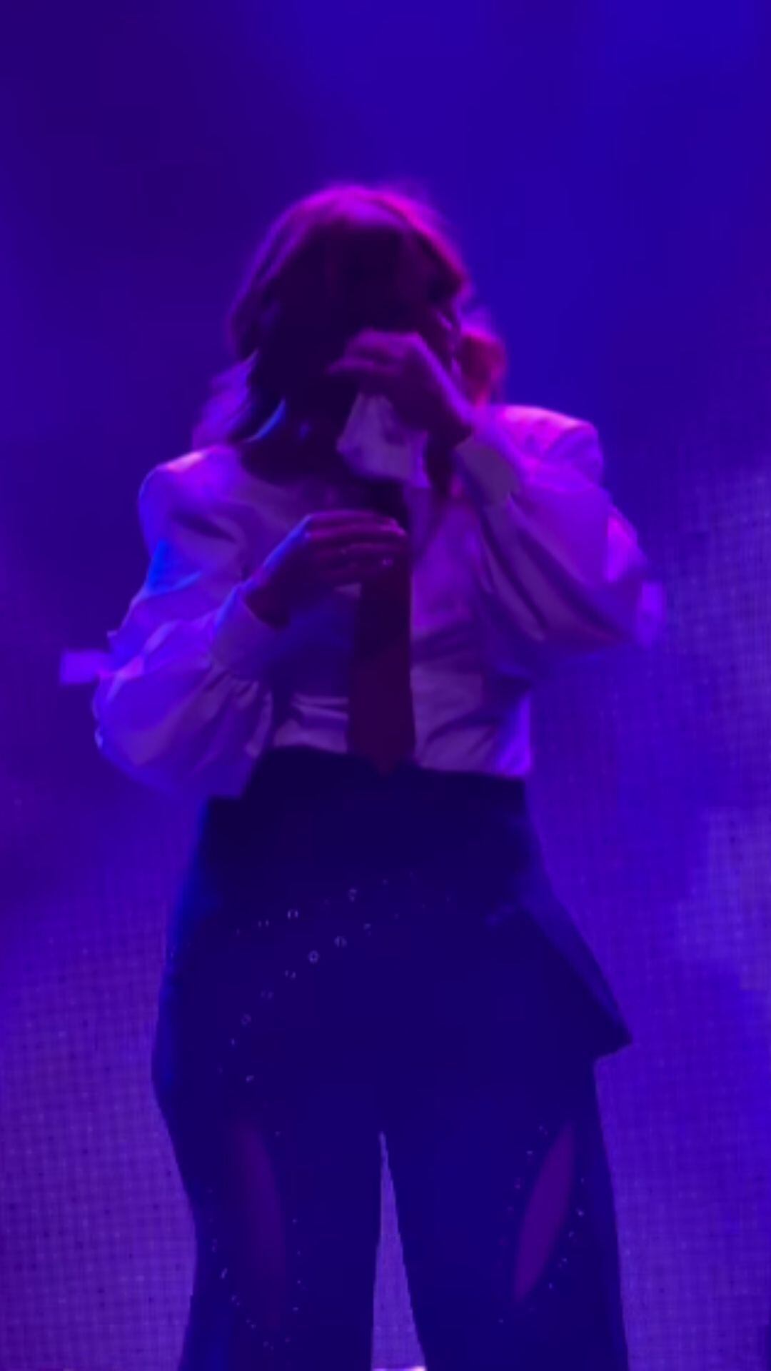 Leyre Martínez llora durante un concierto en Córdoba (Argentina) tras el inicio de la gira de La Oreja de Van Gogh. (Instagram)