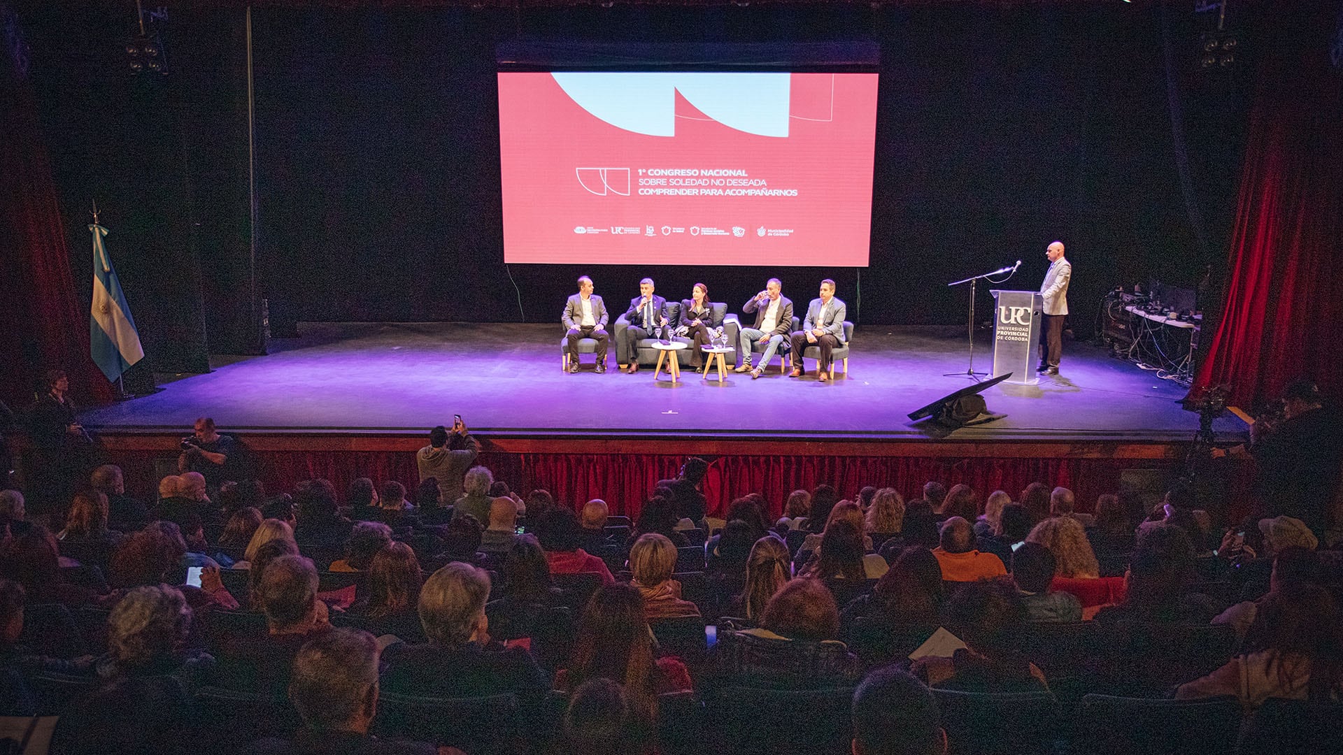 En Córdoba, sede del primer Congreso Nacional sobre Soledad No Deseada, revelaron que el 30% de las llamadas al 0800 de salud mental provienen de personas que, simplemente, necesitan hablar con alguien