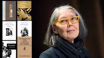 Anne Carson con gafas amarillas mira hacia arriba junto a seis portadas de sus libros dispuestas en dos columnas.