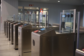 Tornos de acceso en el nuevo vestíbulo de la estación de Chamartín-Clara Campoamor en Madrid. (Ministerio de Transportes)