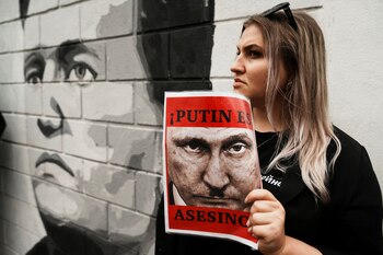 Una mujer sostiene un cartel