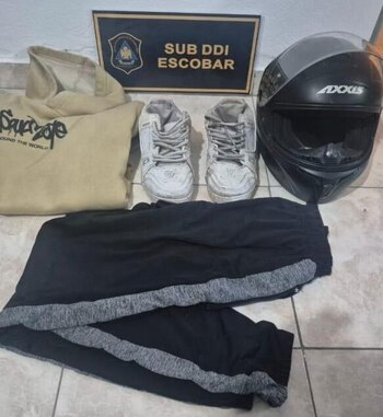 Un caso, zapatillas y ropa