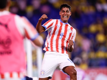 El momento cuando el delantero Hugo Benítez celebra el único gol del partido para la victoria de Paraguay ante Colombia-crédito @Albirroja/X