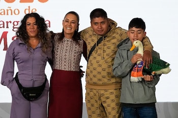 A presidente mexicana Claudia Sheinbaum posa com Merlin Duck, com a proprietária Carla Gómez, na segunda-feira, 22 de junho de 2026, no Palácio Nacional. Os filhos de Gómez, Carlos e Christian, também aparecem na foto, segurando o pato (AP Photo/Marco Ugarte)