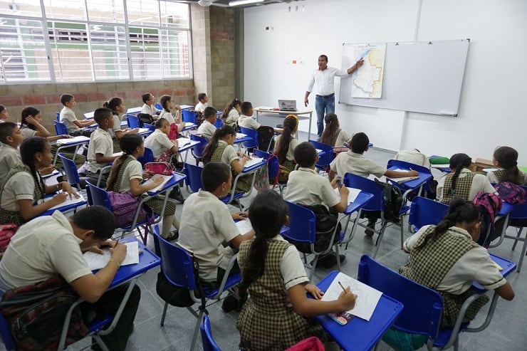 La educación financiera sería la nueva materia que tendrán los jóvenes en los colegios de Colombia: expertos opinan sobre la viabilidad de la propuesta