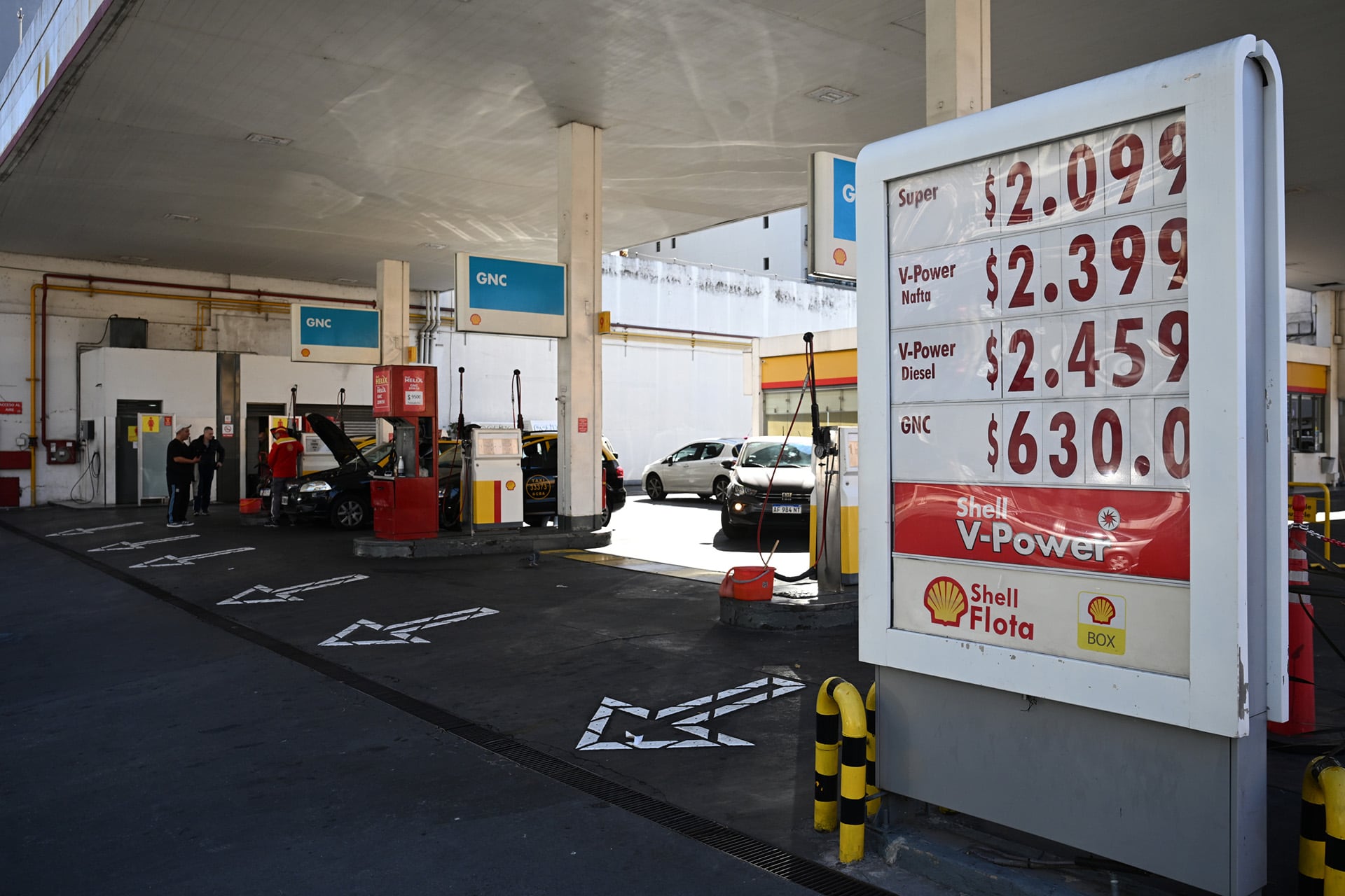 El resto de las petroleras replicó el esquema de buffer de precios impulsado por YPF desde abril, por lo que la demora en trasladar la baja del Brent al mercado interno alcanza a toda la cadena