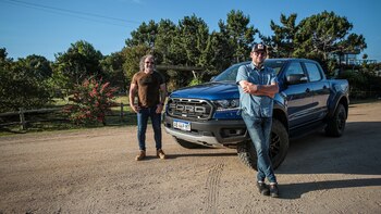 Marcelo Pelleriti, director general de la bodega Monteviejo y Christophe Krywonis, reconocido chef internacional, junto a la Ranger Raptor
